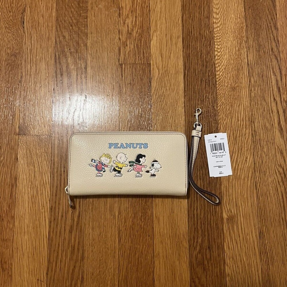 Coach Peanuts Snoopy Charlie Brown Lucy Ice skating Wristlet wallet NWT $ 328